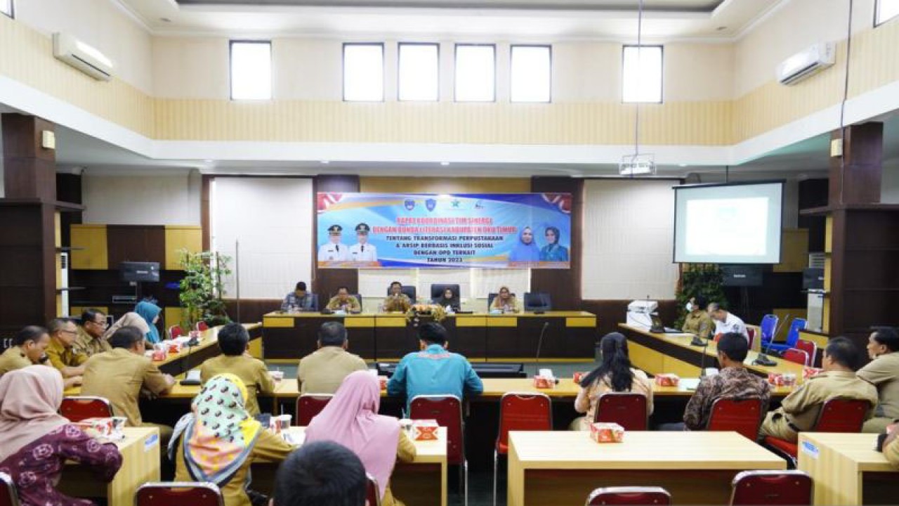 Pemerintah Kabupaten OKU Timur menyediakan layanan pojok baca untuk meningkatkan minat membaca masyarakat di daerah itu, Rabu. (ANTARA/Edo Purmana/23)