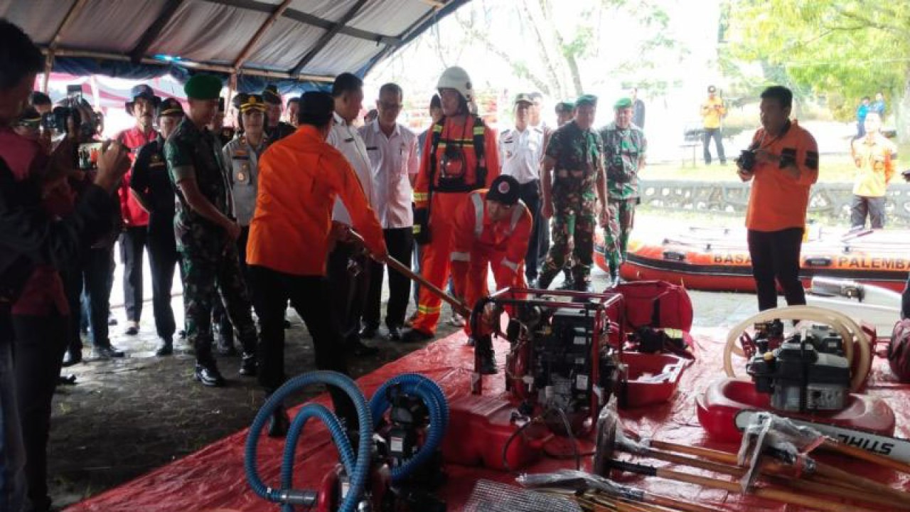 Petugas Badan Penanggulangan Bencana Daerah mengecek peralatan pendukung penanggulangan kebakaran hutan dan lahan di Kabupaten OKU, Provinsi Sumatera Selatan, Selasa (7/2/2023). (ANTARA/Edo Purmana)