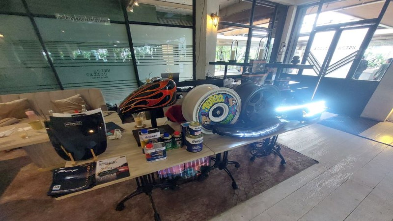 Sejumlah produk aftermarket dan otomotif karya anak bangsa yang akan dipamerkan Osaka Automesse (OAM) Jepang 2023, saat jumpa pers OLX Autos IMX 2023 di Jakarta, Jumat (3/2/2023). (ANTARA/Adimas Raditya)