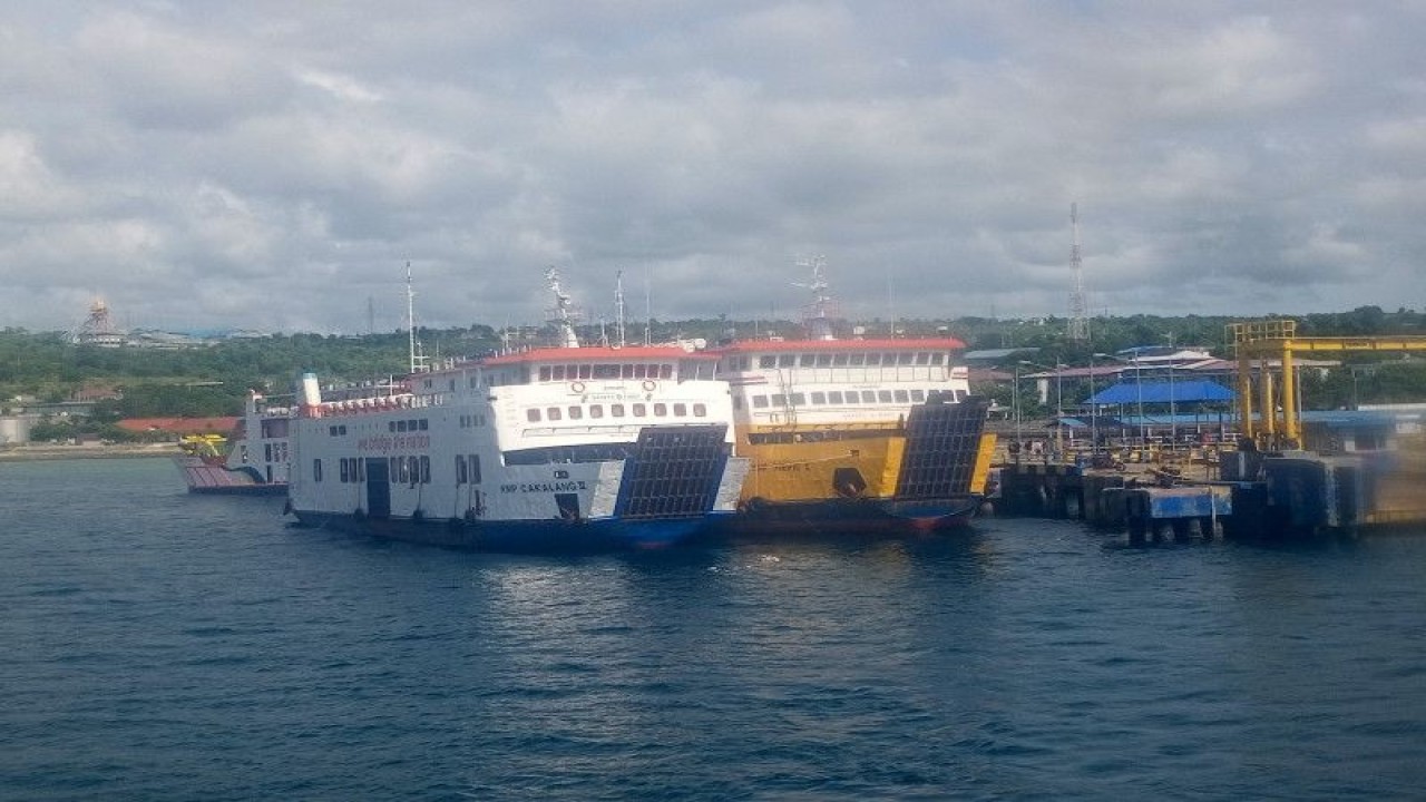 Arsip. Sejumlah kapal Ferry berlabuh di pelabuhan Bolok, Kabupaten Kupang, NTT. ANTARA/Kornelis Kaha.