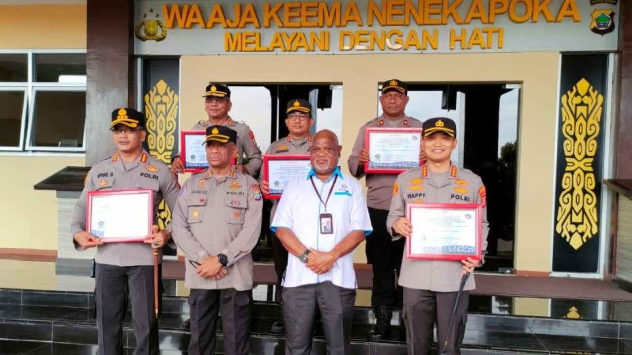 Dokumentasi - Penyerahan penghargaan 5 Polres oleh Ombudsman Papua Barat. (ANTARA/Tri Adi Santoso)