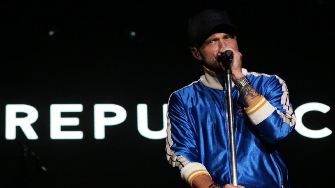 Vokalis band OneRepublic, Ryan Tedder, saat tampil dalam Woke Up Fest 2023 di Istora Senayan, Jakarta, Sabtu (25/2) (Ahmad Faishal)