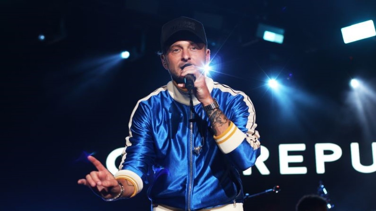 Vokalis band OneRepublic, Ryan Tedder, saat tampil di Woke Up Fest di Istora Senayan Jakarta, Sabtu (25/2) (Ahmad Faishal)