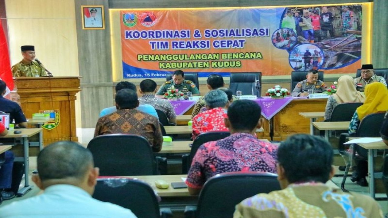 Bupati Kudus Hartopo saat rapat koordinasi bersama OPD terkait pembentukan TRC Penanggulangan Bencana Kudus di ruang pertemuan lantai 3 Gedung Disdukcapil, Rabu (15/2/2023).  (ANTARA/HO-Hms Pemkab Kds.)