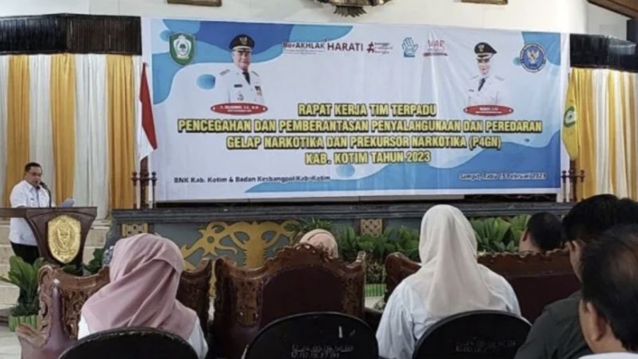 Bupati Kotawaringin Timur Halikinnor memberi arahan saat Rapat Kerja Tim Terpadu Pencegahan dan Pemberantasan Penyalahgunaan dan Peredaran Gelap Narkotika dan Prekursor Narkotika (P4GN) Kabupaten Kotawaringin Timur 2023, Sampit, Rabu (15/2/2023). ANTARA/Norjani