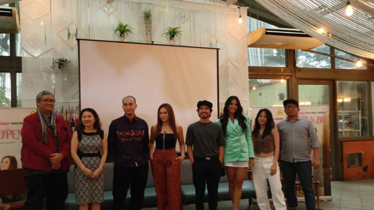 Para pemain dan tim produksi serial original Vidio "Open BO" saat konferensi pers di Jakarta, Jumat (10/2/2023) (ANTARA/Suci Nurhaliza)
