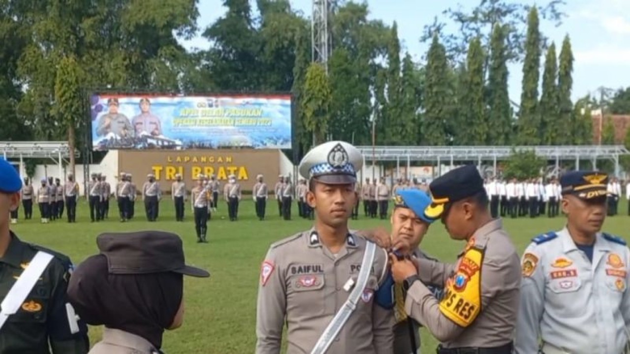 Kapolres Madiun AKBP Anton Prasetyo memimpin kegiatan Apel Gelar Pasukan Operasi Keselamatan Semeru 2023 di Lapangan Tribrata Polres Madiun, Selasa (7/2/2023). ANTARA/Louis Rika