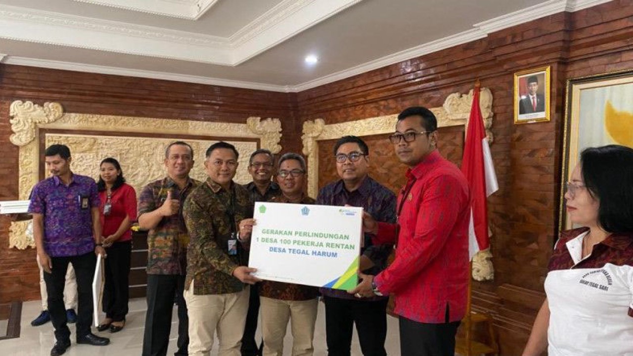 Kepala BPJAMSOSTEK Cabang Bali Denpasar Opik Taufik , Wakil Wali Kota Denpasar I Kadek Agus Arya Wibawa, dan pihak terkait dalam acara Peresmian Gerakan Perlindungan 1 Desa 100 Pekerja Rentan Desa Tegal Harum di Denpasar, Selasa (7/2/2023). ANTARA/Ni Luh Rhismawati.