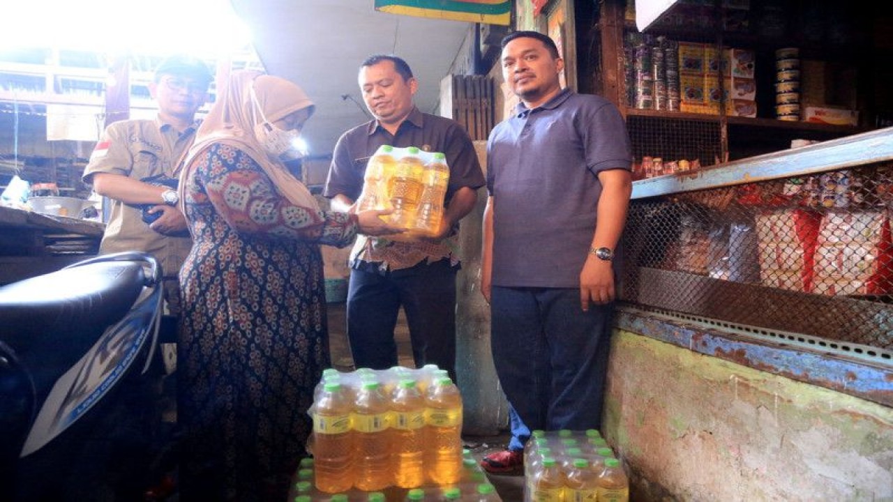 Pedagang membeli minyak kemasan dalam operasi pasar yang digelar Pemkot Probolinggo di Pasar Baru, Kamis (23/2/2023). (ANTARA/HO-Diskominfo Kota Probolinggo)