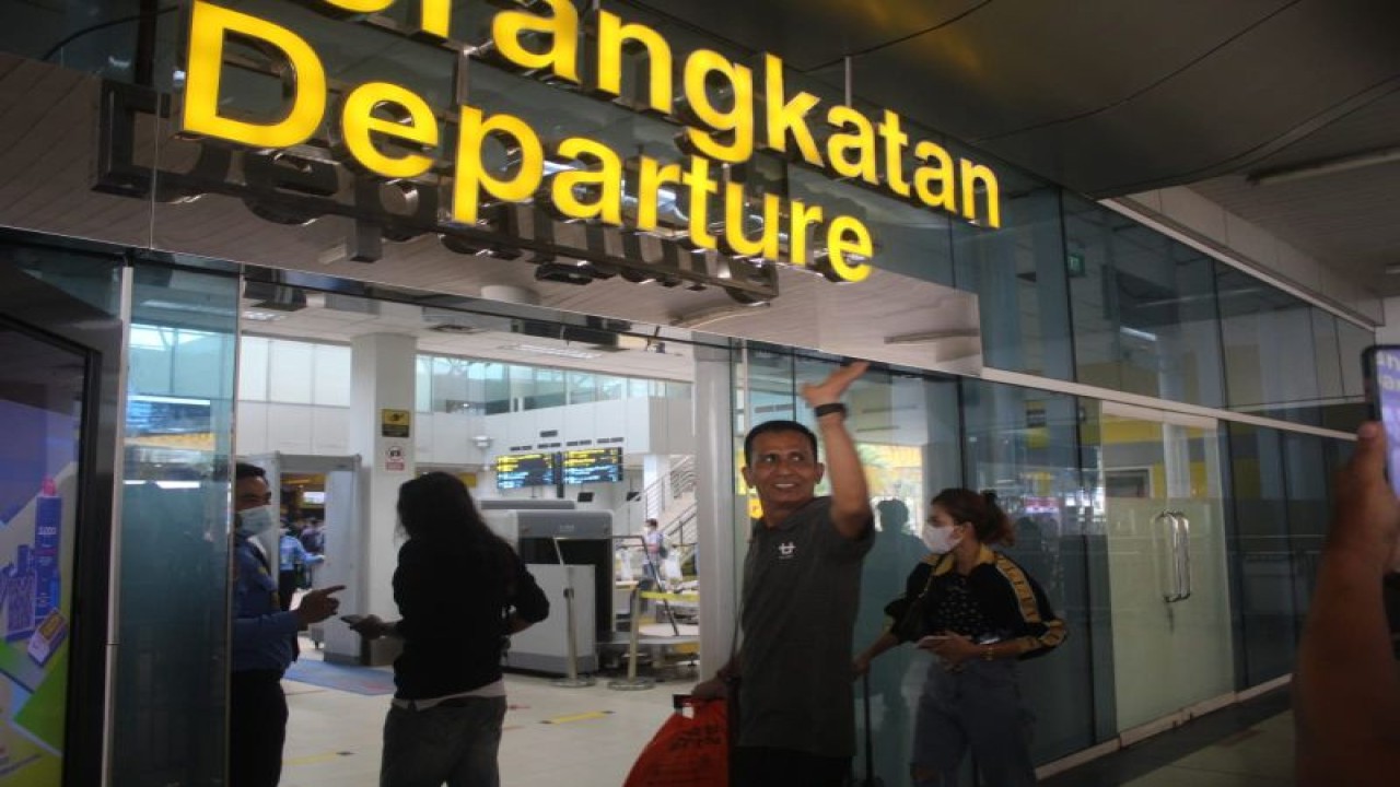 Ayah Brigadir Nofriansyah Yosua Hutabarat, Samuel Hutabarat, saat berada di Bandara Jambi, Minggu (12/2/2023). ANTARA/HO-IST