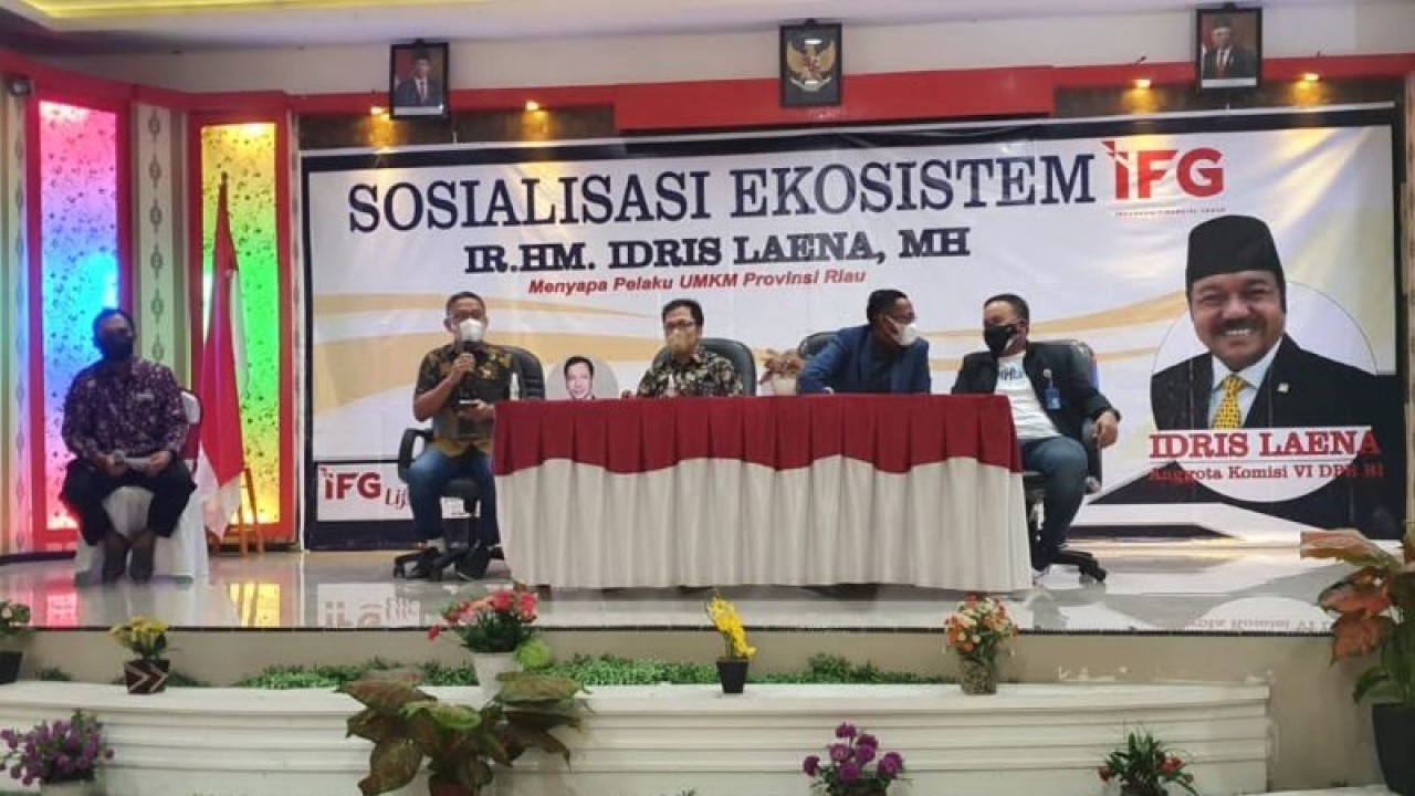 Arsip - 4 BUMN dengan anggota yaitu Jasa Raharja (M.Iqbal Hasanuddin), Jamkrindo (Bambang Suryo Atmojo), Askrindo (Risky Sanjaya)dan dari Jaisndo (Riko Romanto) terlibat dalam Sosialisasi Ekosistum Indonesia Financial Group (IFG) Bersama Pelaku UMKM di Inhu, Minggu (12/9). ANTARA