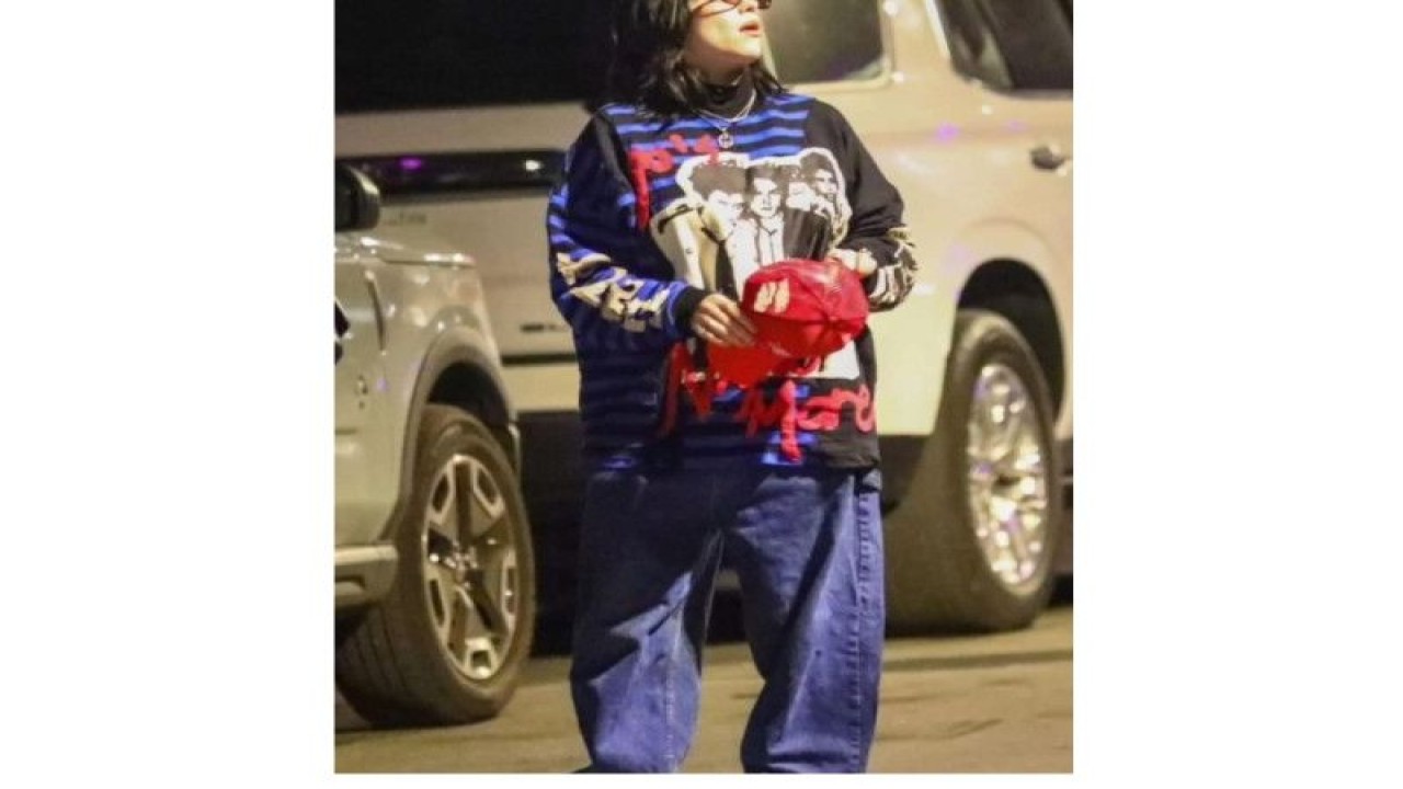 Tangkapan layar Billie Eilish saat mengenakan outfit buatan jenama fesyen asal Bandung dressedlikeparents. (instagram.com/soniadewi)