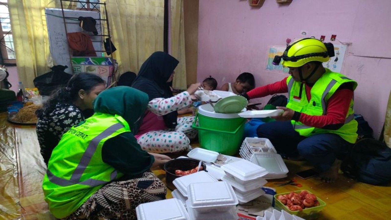 Proses packing makanan oleh pihak IZI Sulsel untuk warga yang masih berada di pengungsian, Makassar, Selasa (14/02/2023). ANTARA Foto/HO-IZI Sulsel