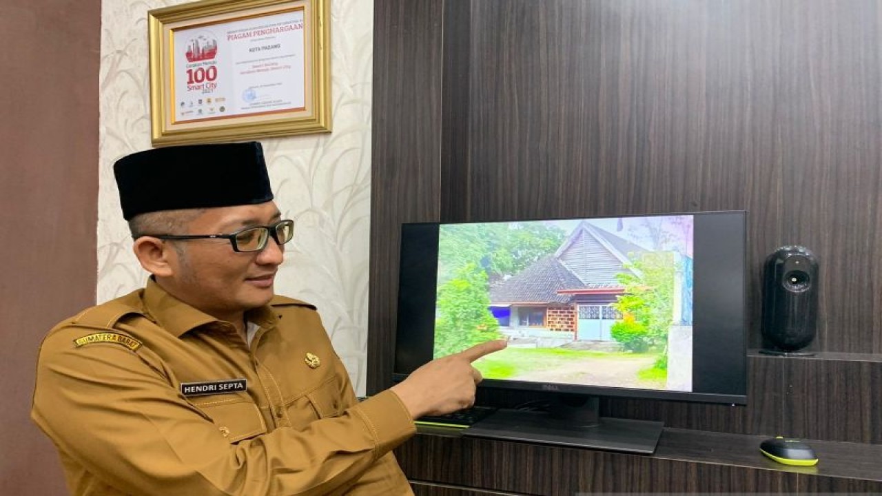 Wali Kota Padang, Hendri Septa menunjuk foto bangunan cagar budaya rumah singgar Bung Karno di Kota Padang, Sumatera Barat (ANTARA/Mario Sofia Nasution)