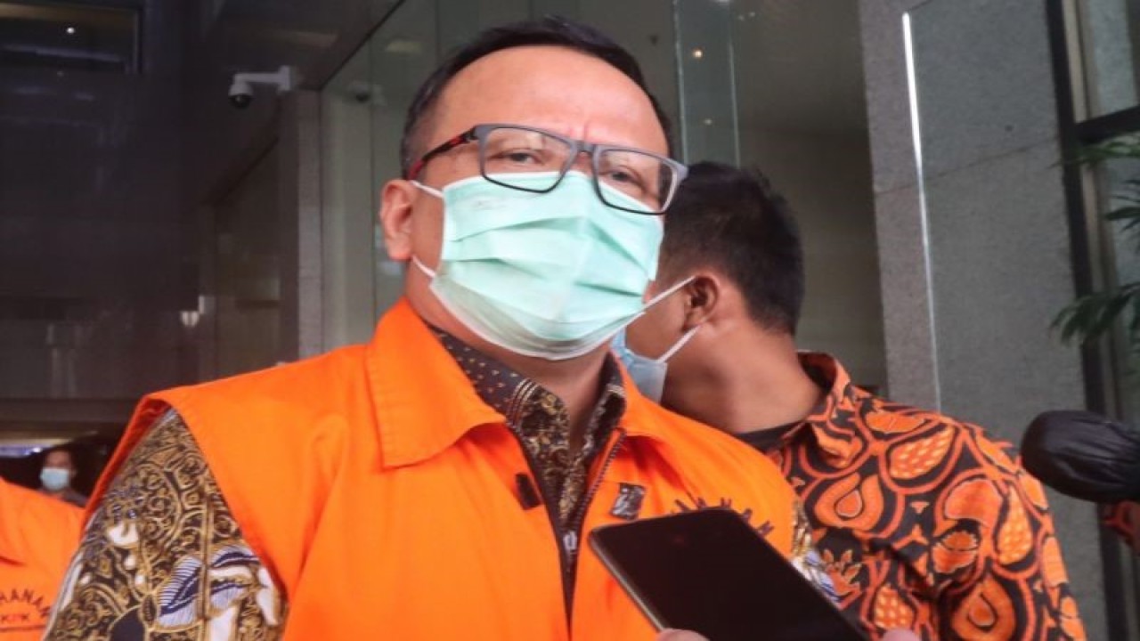 Arsif foto - Terpidana mantan Menteri Kelautan dan Perikanan, Edhy Prabowo (tengah) berjalan keluar usai menjalani sidang vonis di Gedung Merah Putih KPK, Jakarta, Kamis (15/7/2021) . Majelis Hakim memvonis Edhy Prabowo dengan hukuman lima tahun penjara serta denda Rp400 juta subsider enam bulan kurungan. ANTARA FOTO/ Reno Esnir/foc.