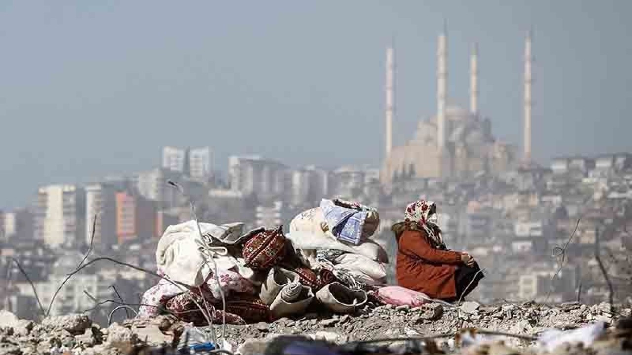 Seorang perempuan duduk di atas reruntuhan rumahnya yang terdampak gempa bumi mematikan di Kahramanmaras, Turki, Selasa (14/2/2023). Data terbaru dari otoritas Turki dan Suriah menyebutnya sedikitnya 36.217 orang tewas akibat gempa tersebut. ANTARA FOTO/REUTERS/Nir Elias/rwa.