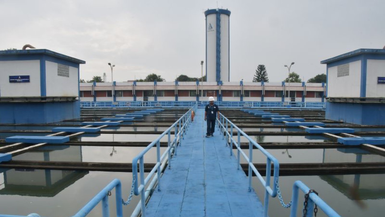 Petugas PAM Jaya berjalan di Instalasi Pengolahan Air (IPA) Buaran, Kalimalang, Jakarta, Kamis (2/2/2023). ANTARA FOTO/ Fakhri Hermansyah/aww.