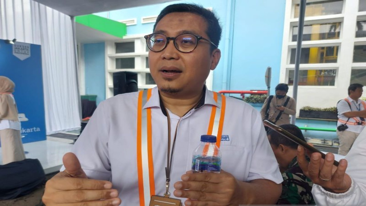 Direktur Pelayanan PAM Jaya Syahrul Hasan saat ditemui di Kantor PAM Jaya, Pejompongan, Jakarta, Rabu (1/2/2023). ANTARA/Mentari Dwi Gayati