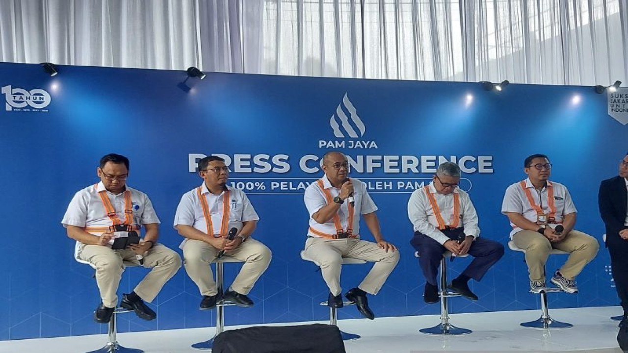 Direktur Utama PAM Jaya Arief Nasrudin saat konferensi pers di Kantor PAM Jaya, Pejompongan, Jakarta, Rabu (1/2/2023). ANTARA/Mentari Dwi Gayati