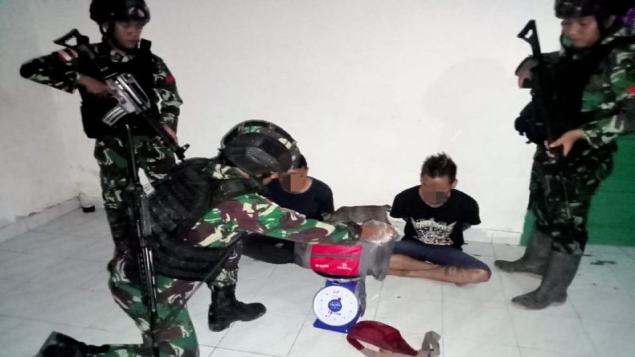 Personel dari Satgas Pamtas Batalyon Infanteri (Yonif) 645/Gardatama Yudha sedang menimbang barang bawaan pelintas batas yang berisi 7,1 kilogram sabu-sabu dari Malaysia. ANTARA/HO-Yonif 645