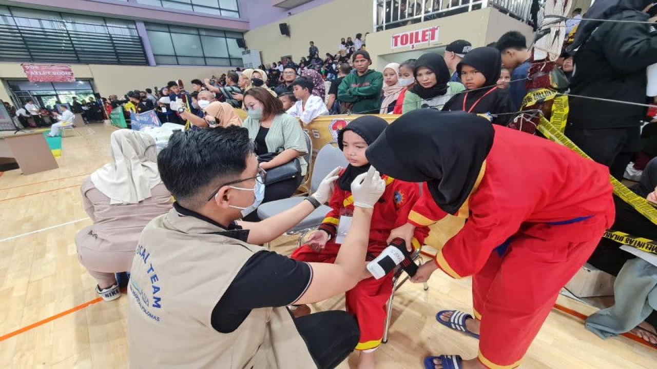 Tim medis dari RS Columbia Asia menangani peserta pencak silat JPC 6 yang cedera usai pertandingan. (ANTARA/Erafzon Saptiyulda AS/ho bpjamsostek)