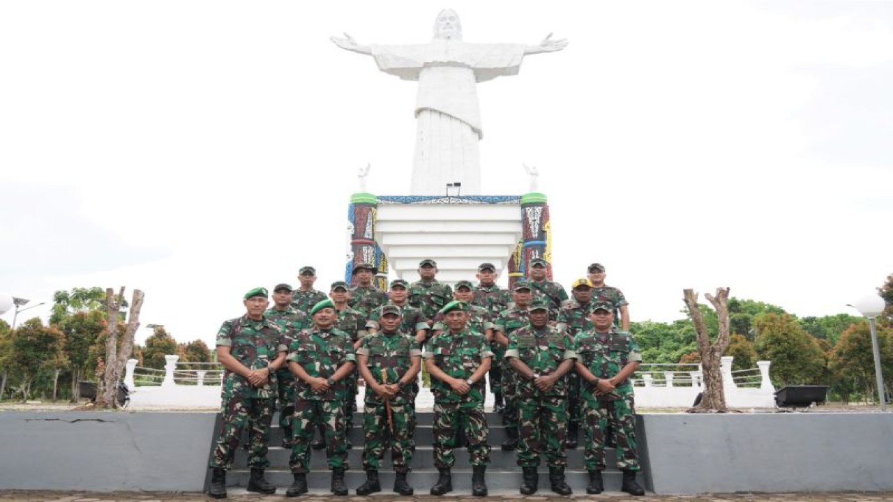Pangdam XVIII/Kasuari Mayjen Gabriel Lema bersama Staf Ahli KASAD Bidang Hubungan Internasional Brigjen TNI Wahyu Jiantono dan para pejabat utama Kodam XVIII/Kasuari foto bersama di depan situs Pekabaran Injil di Pulau Mansinam, Manokwari, Papua Barat. (ANTARA/HO-Pendam XVIII/Kasuari)