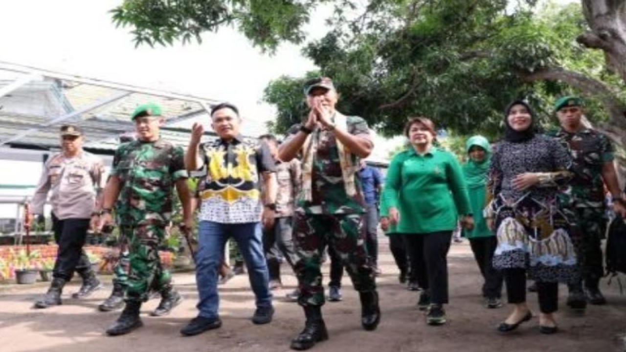 Suasana disela kunjungan kerja Pangdam XIV/Hasanuddin Mayjen Totok Imam Santoso bersama rombongan di Kabupaten Bantaeng, Sulsel, Minggu (5/2/2023). Antara/ HO-Kodam XIV/Hsn