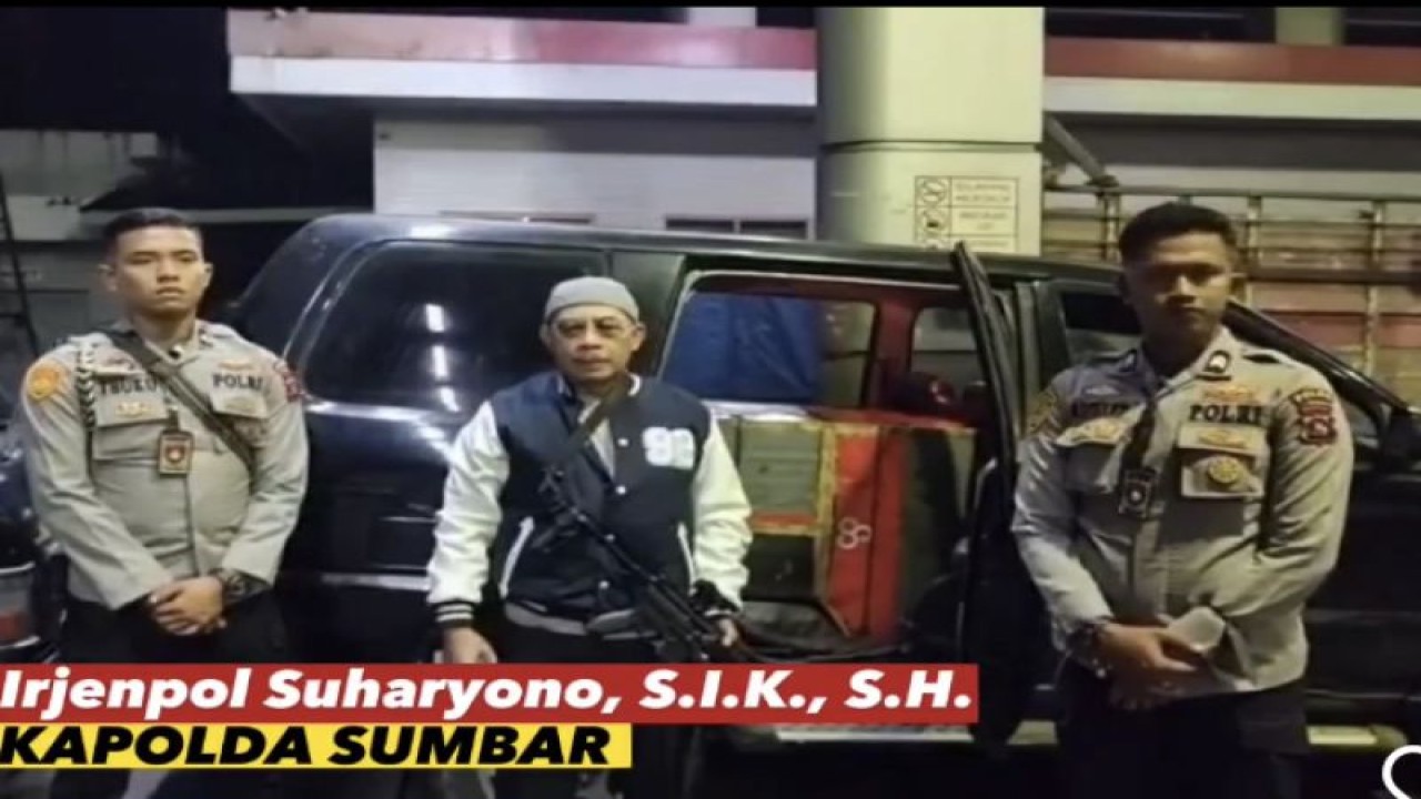 Kapolda Sumbar Irjen Pol. Suharyono memanggul senjata api laras panjang saat sidak ke salah satu SPBU di Sumbar. ANTARA/HO- Tangkapan Layar Instagram Polda Sumbar
