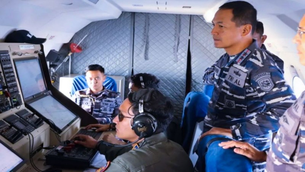 Pangkoarmada I Laksda TNI Erwin S. Aldedharma saat melakukan pantauan udara di laut Natuna, Kepulauan Riau, Rabu (22/2/2023). (ANTARA/HO-Dispen Lanal Ranai)