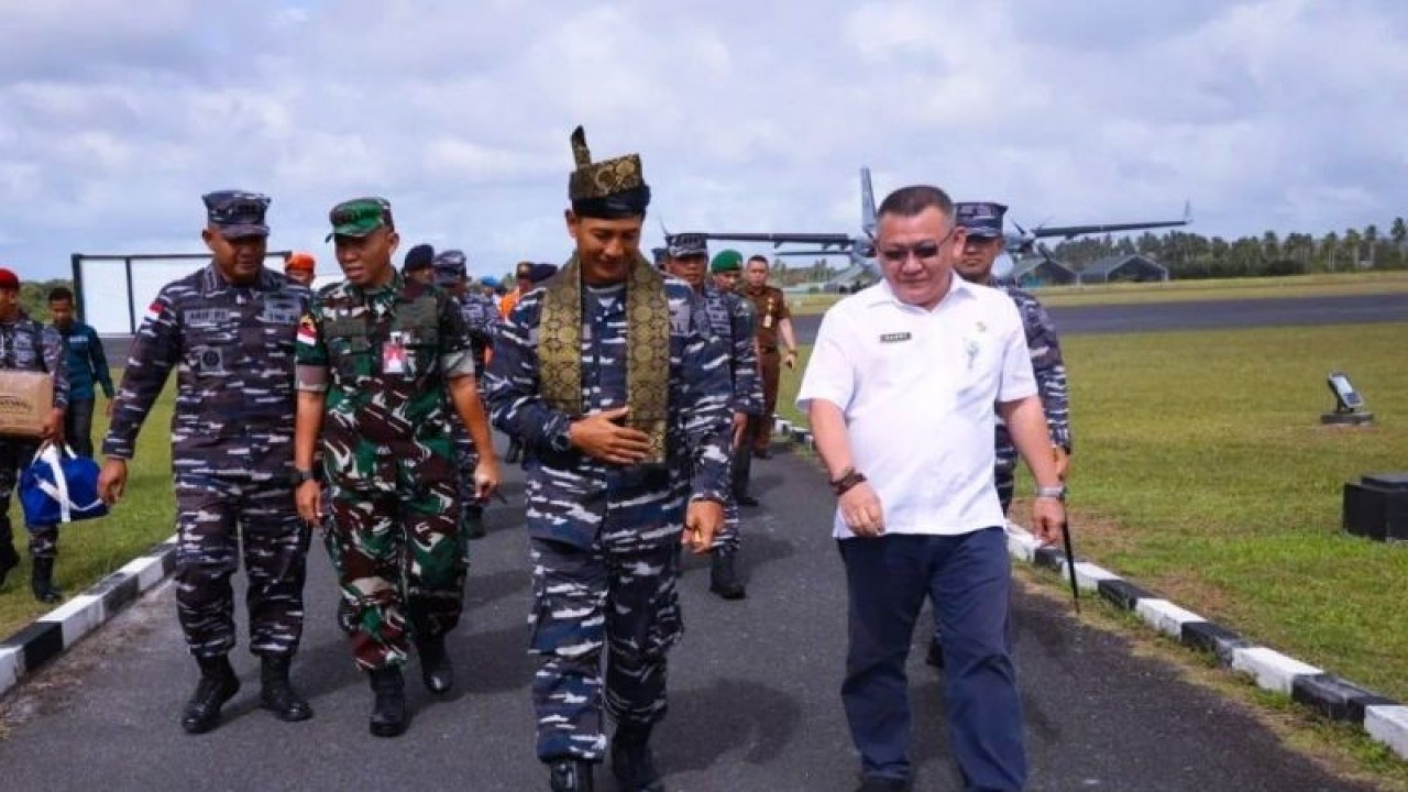 Pangkoarmada I TNI AL Laksda TNI Erwin S. Aldedharma (dua kanan) saat tiba di Natuna, Kepulauan Riau, Rabu (22/2/2023). (ANTARA/HO-Dispen Lanal Ranai)