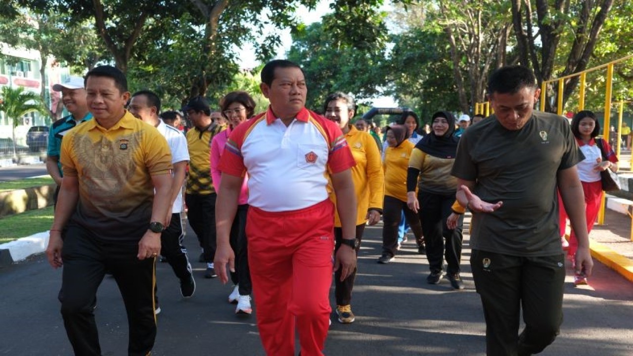 Panglima TNI Laksamana TNI Yudo Margono (tengah) didampingi Kepala Kepolisian Daerah Bali Inspektur Jenderal Polisi Putu Jayan Danu Putra (kiri) dan Pangdam IX/Udayana Mayjen TNI Sonny Aprianto berjalan santai di kompleks Kesatria Praja Raksaka Denpasar, Bali, Rabu (22/2/2023). ANTARA/Rolandus Nampu