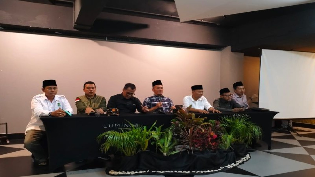 Panitia Harlah I Abad NU saat melakukan konferensi pers di Sidoarjo, Rabu (8-2-2023) sore. ANTARA/Indra Setiawan