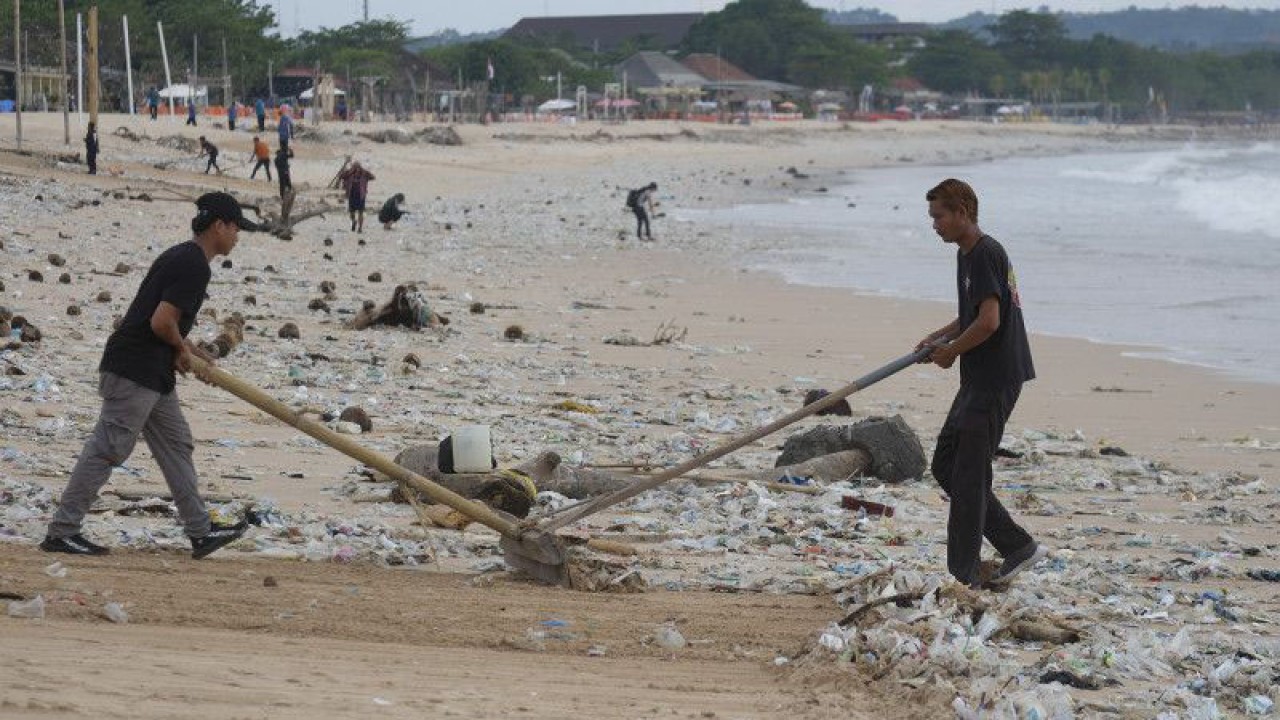Ilustrasi - Sejumlah pekerja membersihkan sampah terdampar akibat cuaca ekstrem di Pantai Kedonganan, Badung, Bali, Kamis (9/2/2023). ANTARA FOTO/Nyoman Hendra Wibowo/nym/aa.