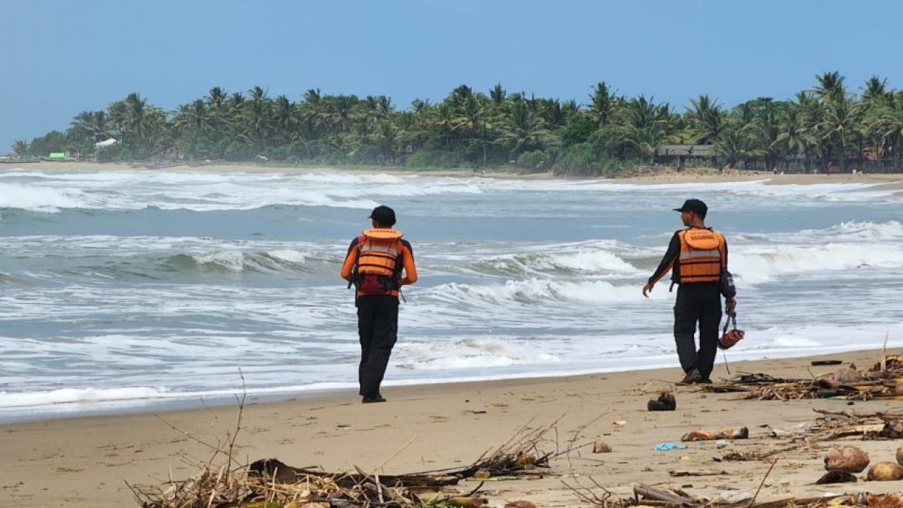 Pantai selatan Banten atau Samudera Hindia dilanda gelombang tinggi dan angin kencang sehingga nelayan Cisiih Kabupaten Lebak terseret ombak dan pada hari ketiga ini ,Kamis (16/2) belum ditemukan. ANTARA/Mansur