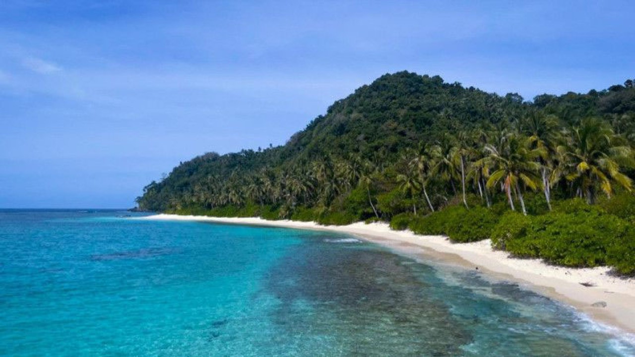 Hamparan pasir putih Pulau Senua, Natuna, Kepri, beberapa waktu lalu (ANTARA/Cherman)