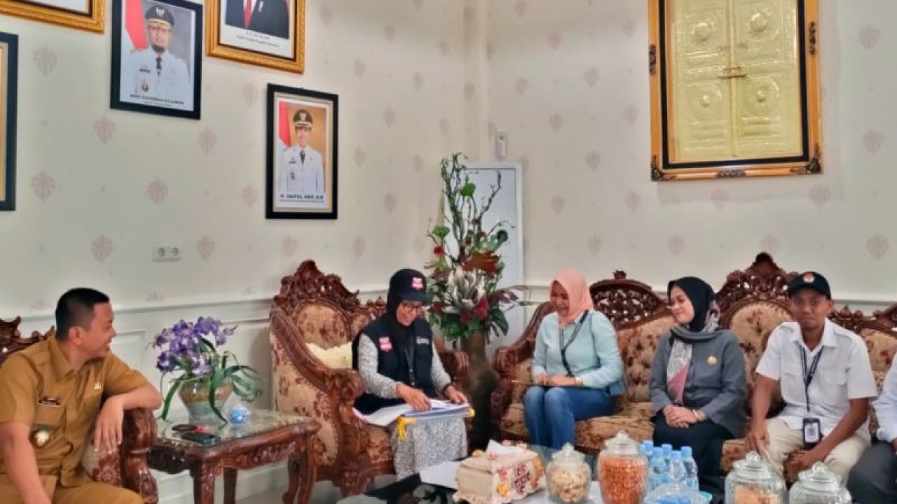 Petugas Pemutakhiran Data Pemilih (Pantarlih) mendatangi rumah jabatan Bupati Selayar Basli Ali untuk pencocokan dan penelitian (coklit) sebagai tahapan Pemilu 2024, Senin (20/2/2023). ANTARA/HO/Pemkab Selayar