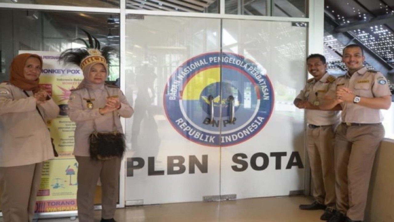 Kepala Badan Karantina Ikan, Pengendalian Mutu dan Keamanan Hasil Perikanan (BKIPM) Pamuji Lestari saat kunjungan kerja di Pos Lintas Batas Negara (PLBN) Sota, Kabupaten Merauke, Papua, Kamis (2/2/2023). (ANTARA/Ho/Kementerian Kelautan dan Perikanan)