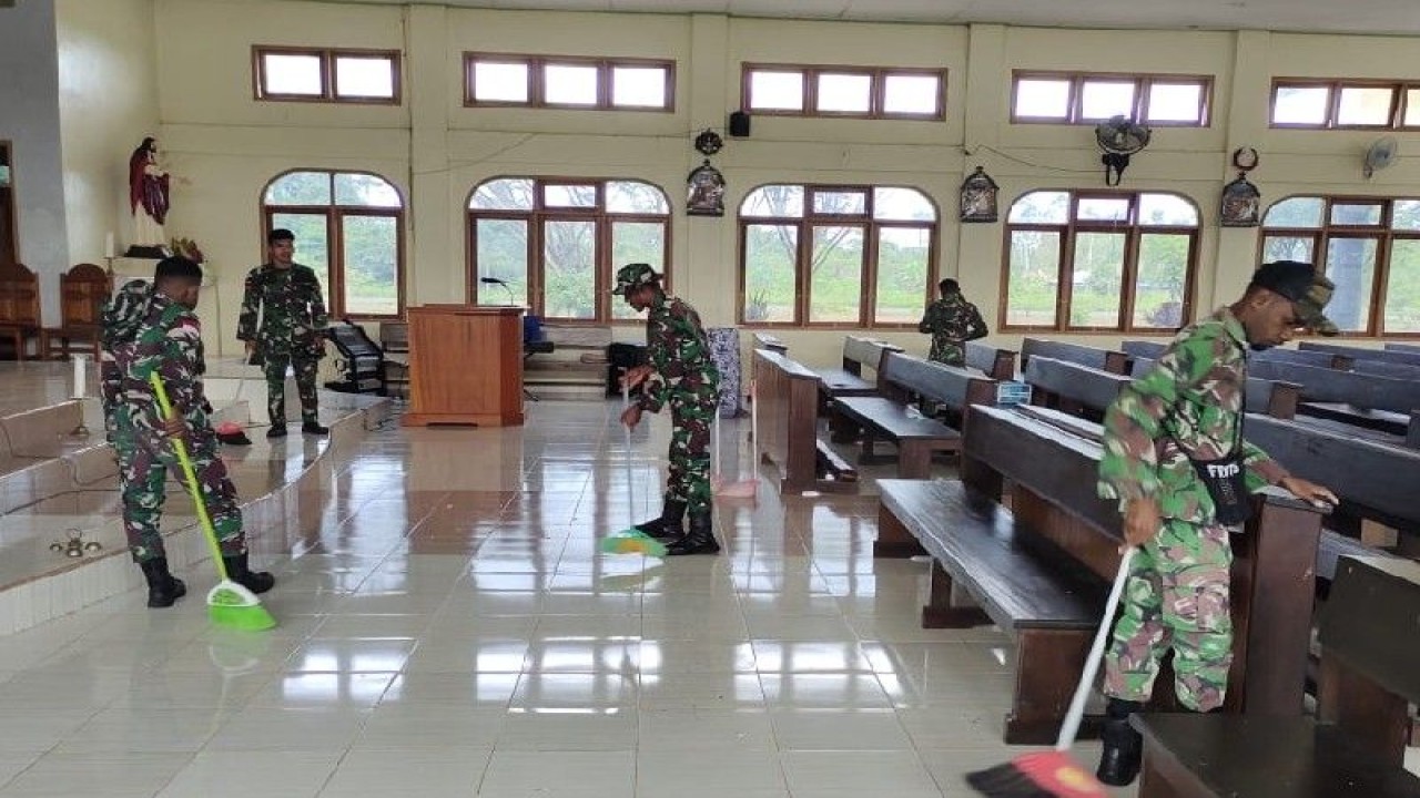 Prajurit Kodim 1715 Yahukimo saat melakukan kerja bakti di Gereja Santo Yosep Dekai, Papua Pegunungan, Senin (13/2/2023). ANTARA/HO/Penrem 172/PWY