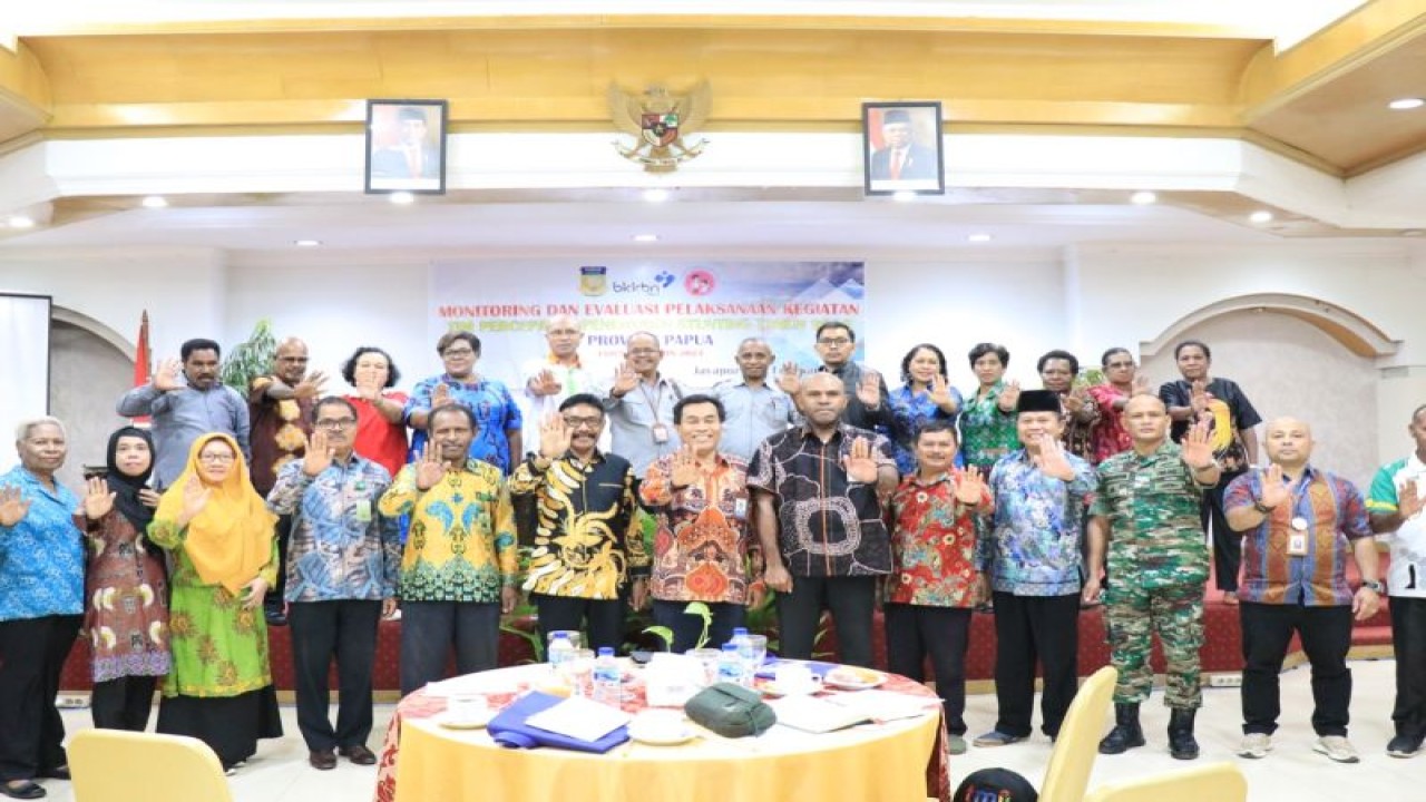 Foto bersama pada kegiatan Monev TPPS di Kota Jayapura, Papua, Jumat (24/2) (ANTARA/HO-Humas BKKBN Papua)