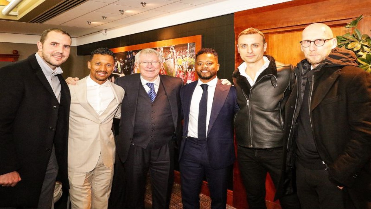 Para eks pemain Manchester United berfoto bersama dengan Sir Alex Ferguson pada laga melawan Barcelona di Old Trafford. ANTARA/ManUnited
