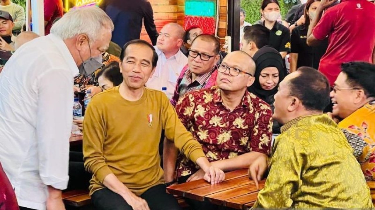 Presiden Joko Widodo dan Ibu Negara Iriana menikmati durian bersama sejumlah pemimpin redaksi media nasional dan lokal di Kota Medan, Sumatera Utara, Rabu (8/2/2023). (ANTARA/HO-Biro Pers Sekretariat Presiden)