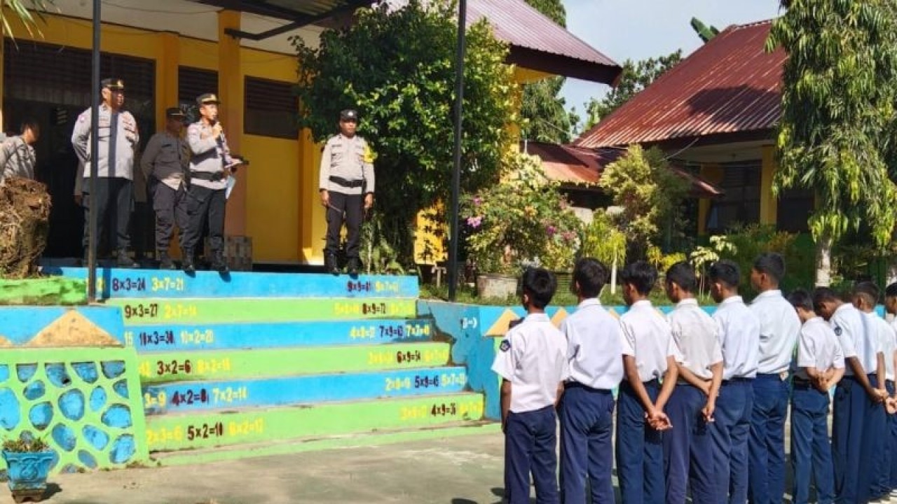 Para siswa yang diberi pembinaan oleh pihak kepolisian. (Antara/La Ode Muh Deden Saputra)