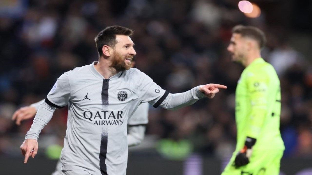 Selebrasi Lionel Messi setelah mencetak gol kedua PSG dalam pertandingan pekan ke-21 Liga Prancis melawan Montpellier di Stadion Mosson pada 2 Februari 2023. ANTARA/AFP/PASCAL GUYOT