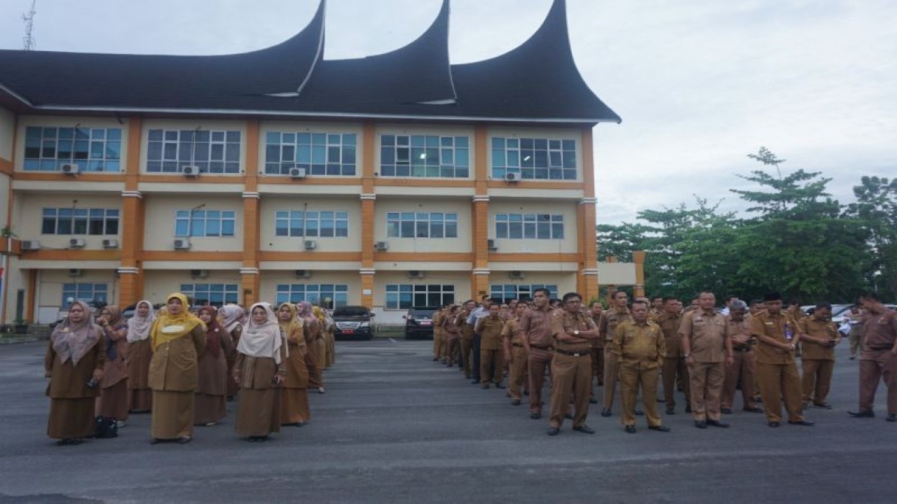 Pemkab Pasaman Barat menggelar apel perdana dengan perubahan jadwal masuk kerja pukul 06.30 WIB, sebelumnya pukul 07.30 WIB, Senin.