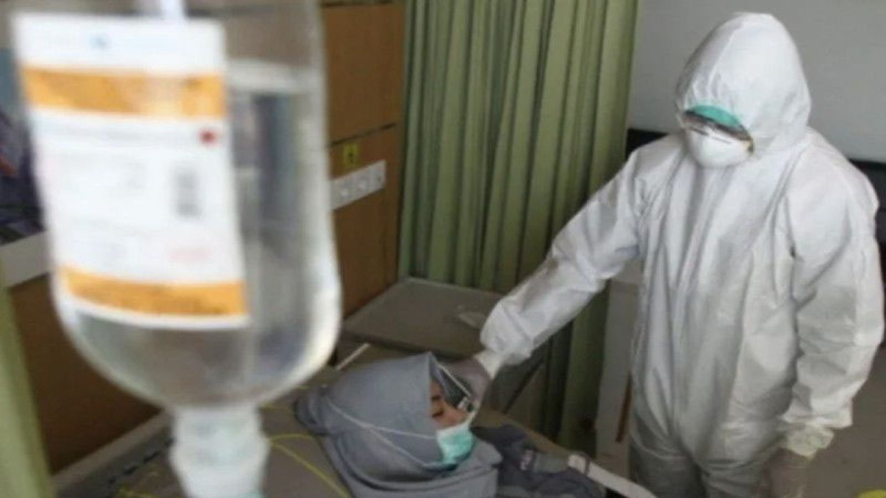 Ilustrasi - Petugas medis memeriksa kondisi pasien di ruang isolasi dalam Simulasi Penanganan Pasien Corona di Rumah Sakit Lavalette, Malang, Jawa Timur. (ANTARA/Ari Bowo Sucipto)