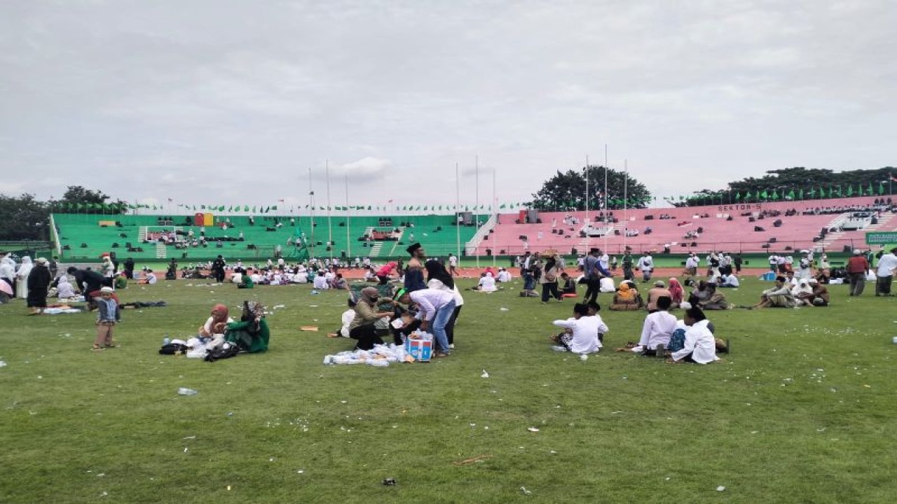 Pasukan "semut" yang membersihkan sampah di dalam Stadion Gelora Delta Sidoarjo usai resepsi seabad Nahdlatul Ulama yang dihadiri oleh Presiden dan Wakil Presiden Republik Indonesia, Joko Widodo-Makruf Amin. ANTARA/Indra Setiawan