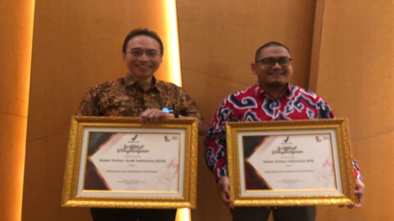 Sekretaris Jendral PB IDI Dr Ulul Albab, SpOG (kiri) dan Ketua Pengurus Pusat IDAI Dr Piprim Basarah Yanuarso, SpA(K) mewakili masing-masing organisasi profesi menerima penghargaan dari Badan Pengawas Obat dan Makanan (BPOM) dalam Peringatan 22 Tahun Unjuk Kerja dan Apresiasi BPOM di Jakarta, Senin (20/2/2023). (ANTARA/HO/IDI)