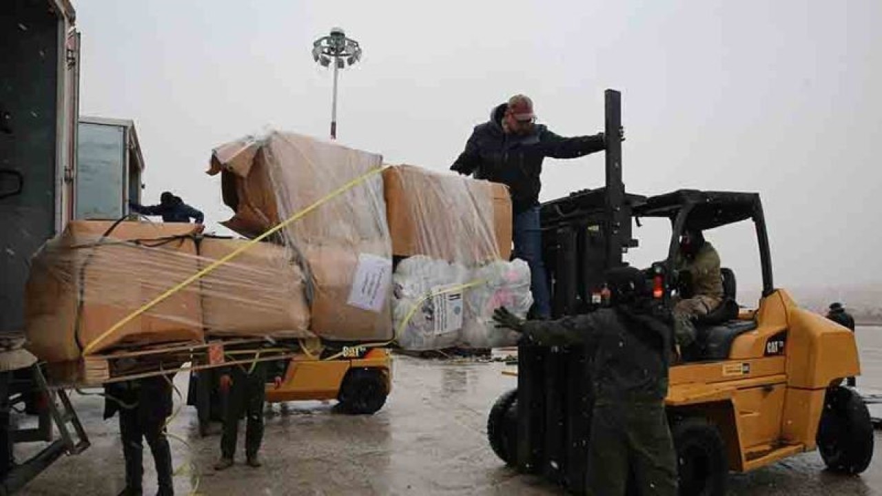 Sejumlah staf memindahkan bantuan kemanusiaan di Bandara Militer Marka, Amman, Yordania, Rabu (8/2/2023). Yordania pada Selasa (7/2/2023) mengirimkan bantuan kemanusiaan serta tim penyelamat ke Suriah dan Turki guna membantu mencari korban selamat setelah gempa bumi dahsyat mengguncang kedua negara itu. ANTARA FOTO/Xinhua/Mohammad Abu Ghosh/rwa.