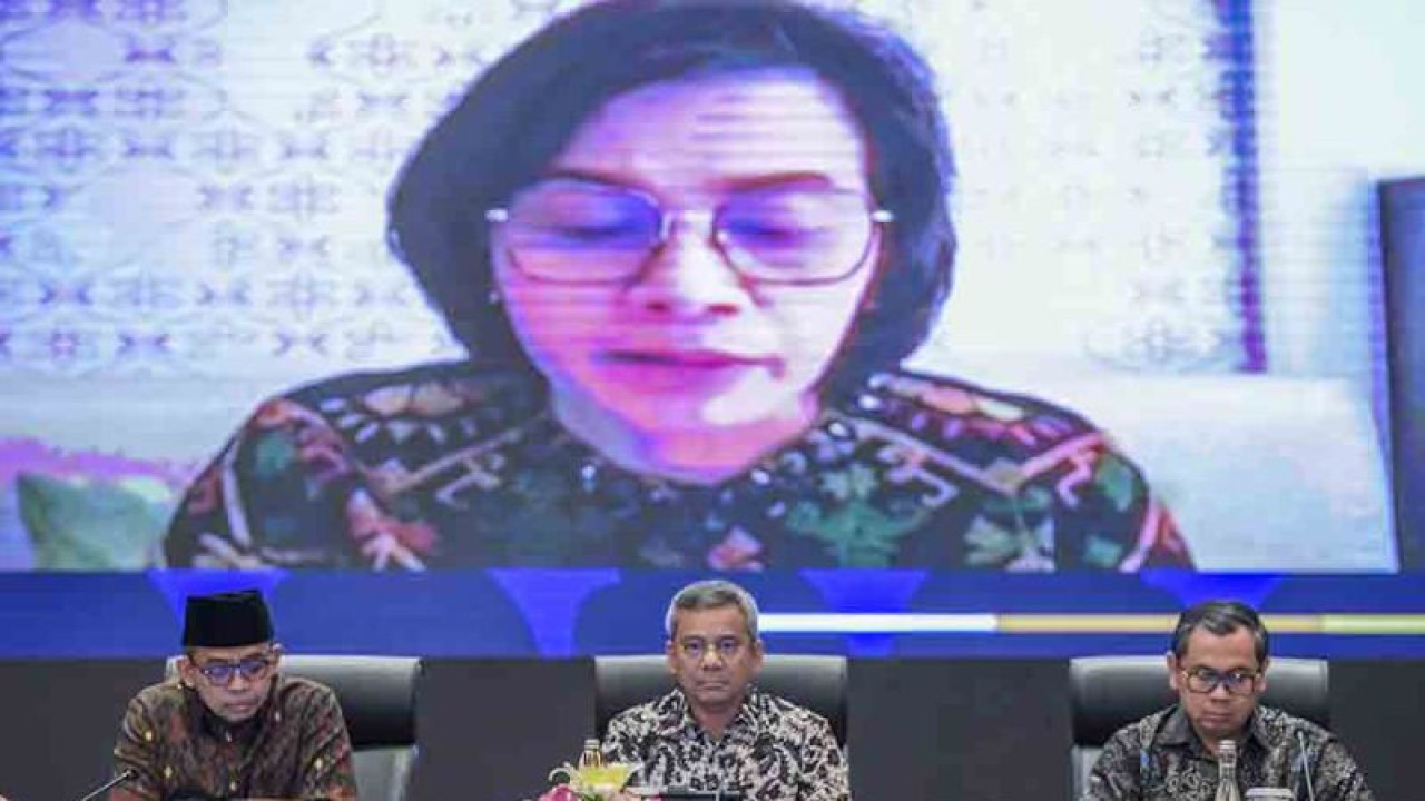 Menteri Keuangan Sri Mulyani menyampaikan keterangan pers secara daring disaksikan Wakil Menteri Keuangan Suahasil Nazara (tengah), Direktur Jenderal Pajak Kemenkeu Suryo Utomo (kiri) dan Staf Khusus Menteri Keuangan Bidang Komunikasi Strategis Yustinus Prastowo (kanan) saat rilis penanganan internal Kementerian Keuangan atas kasus Rafael Alun Trisambodo di Kantor Pusat Ditjen Pajak, Jakarta, Jumat (24/2/2023). . ANTARA FOTO/Galih Pradipta/rwa.