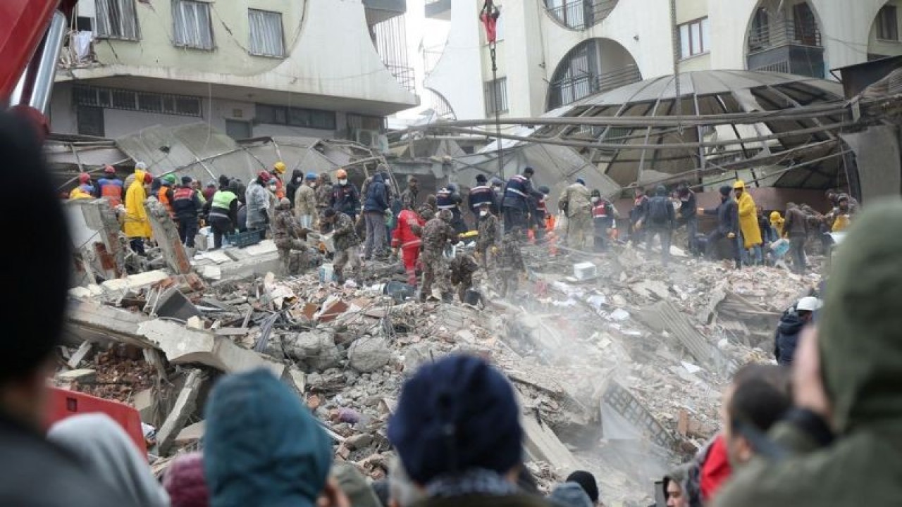 Petugas penyelamat mencari korban selamat di bawah reruntuhan bangunan pasca gempa di Diyarbakir, Turki, Senin (6/2/2023). Ratusan orang di Turki dan Suriah meninggal dunia akibat gempa bumi bermagnitudo 7,8 yang mengguncang kedua negara bertetangga itu. ANTARA FOTO/REUTERS/Sertac Kayar/tom.